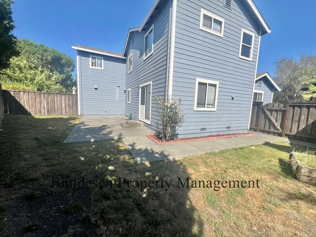 Building Photo - Lovely 3 bedroom duplex - Shown by appoint...