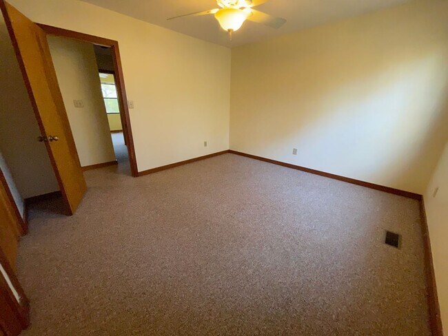 Building Photo - Lovely, updated 2br in Weatherhill. Great location & Carrboro charm!