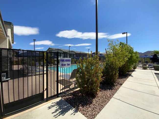 Building Photo - GATED 3 BED 3 BATH 2 CAR GARAGE TOWNHOUSE w/ LOFT + ROOM DOWNSTAIRS & COMMUNITY POOL IN HENDERSON