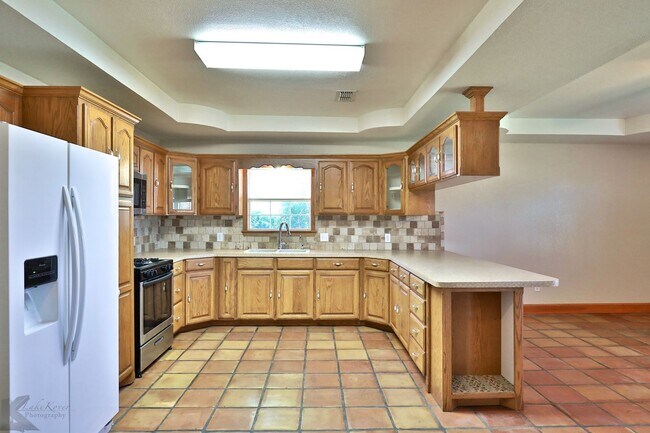 Building Photo - 3 bed 2 bath 2 car carport home in south A...
