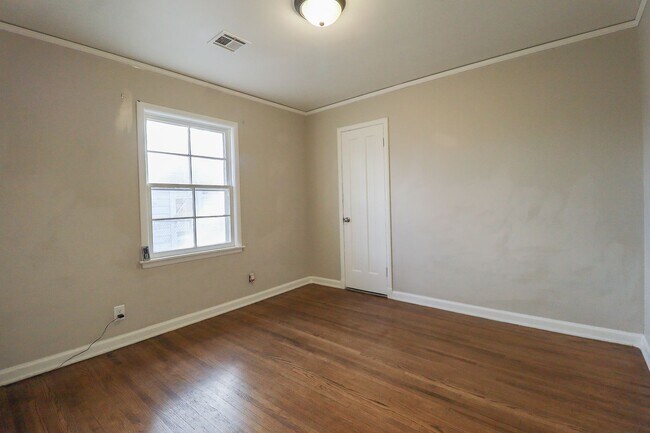 Building Photo - Section 8 Welcome! 2/1 Ready for Immediate Move In!!