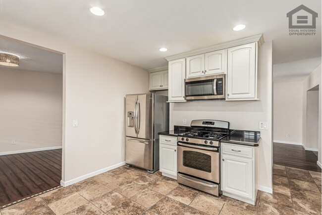 Building Photo - 3Bed/3Bath House at Thomas/7th Ave! Ready for Immediate Move-In! -- NO HOA! FULLY REMODELED!