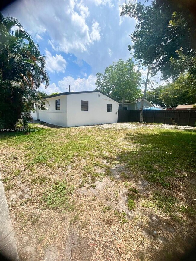 Building Photo - 15350 NE 14th Ct