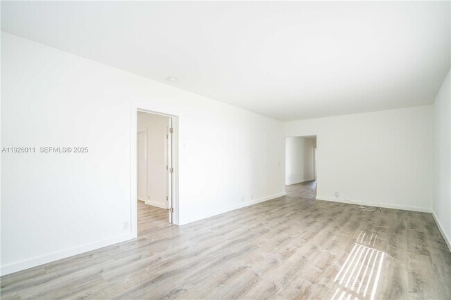 Building Photo - 1750 S Treasure Dr