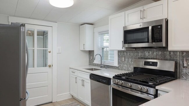 Building Photo - 1233 Oakwood Rd