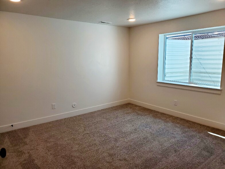 Building Photo - 809 380 E