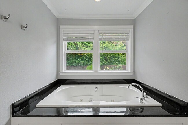 Building Photo - 1321 Chapman Hill Dr NW
