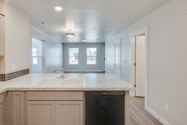 Building Photo - 1676 S Sunseeker Ln