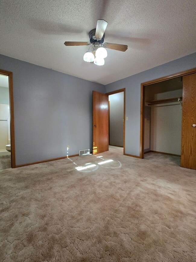 Building Photo - Spacious 3 Bedroom 2 Bath Home