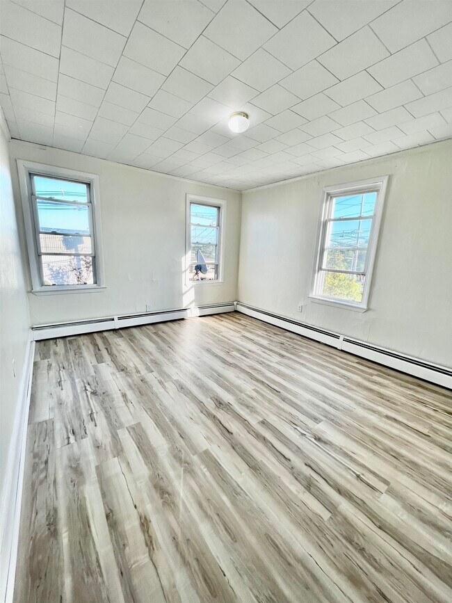 Building Photo - 455 Orient Way