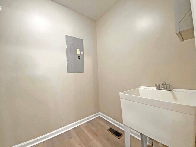 Building Photo - 581 Oakmont Dr