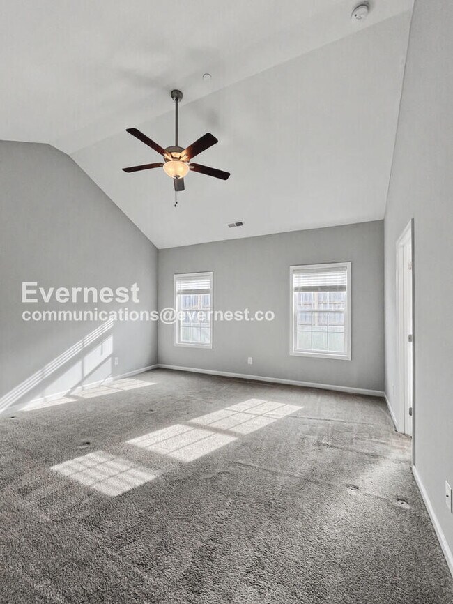 Building Photo - Limited Time Special Offer / 4 Bed, 2 Bath Home with Fenced Yard & Garage / Pet-Friendly / Vouche...