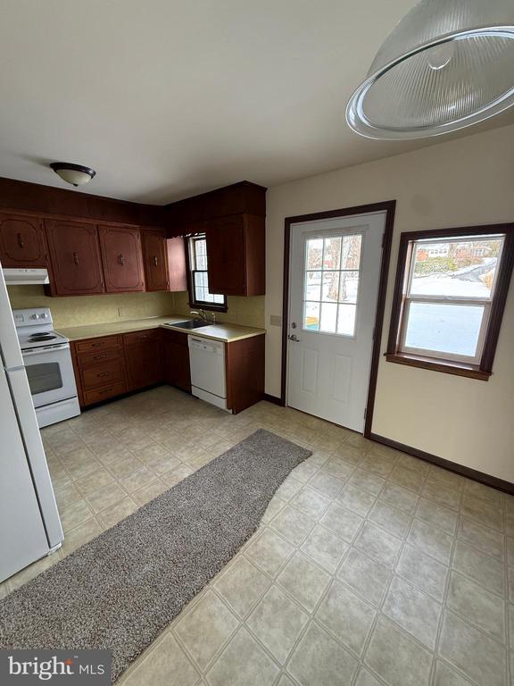 Building Photo - 228 W 8th St