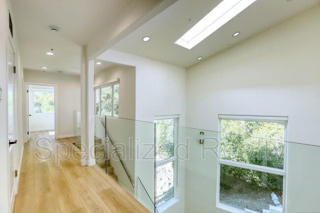 Building Photo - 1827 Hill Dr