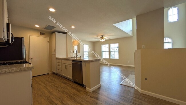 Building Photo - Gorgeous, Newly Remodeled 3 Bed / 2 Bath T...