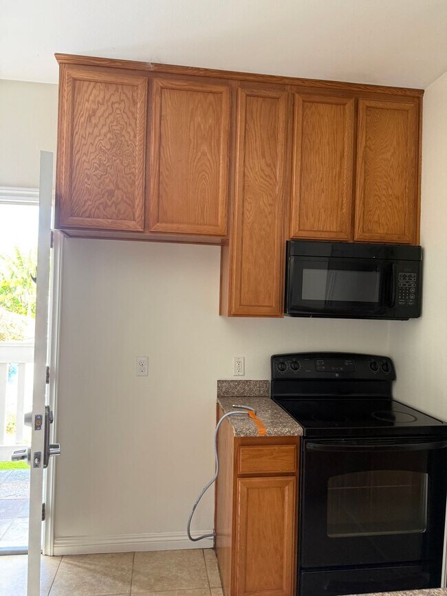 Building Photo - Very large 2 + 2 1/2 townhouse in Northridge