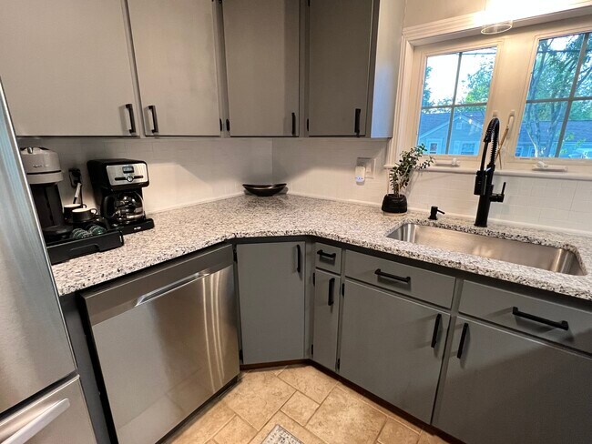 Building Photo - 49 Ramsay St