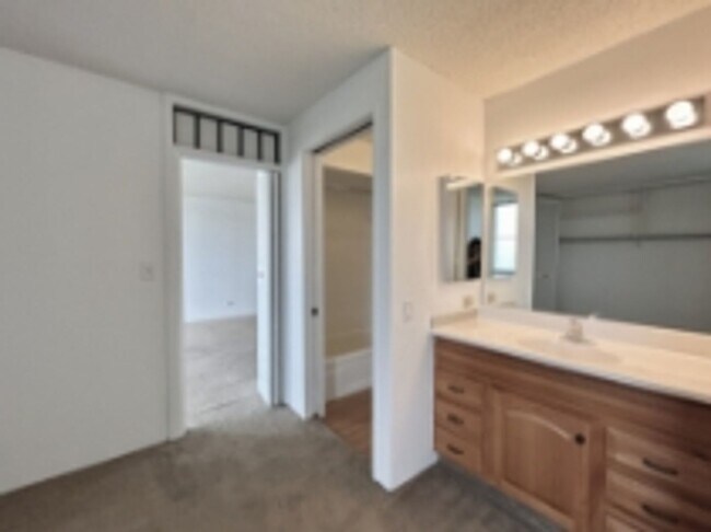 Building Photo - Beautiful golf course views from this Salt Lake - Moanalua condo!