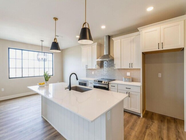 Building Photo - 2105 Lacey Dr