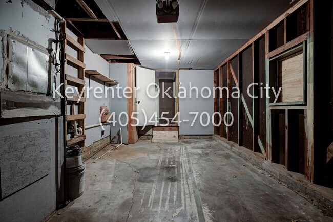 Building Photo - 1622 W Britton Rd