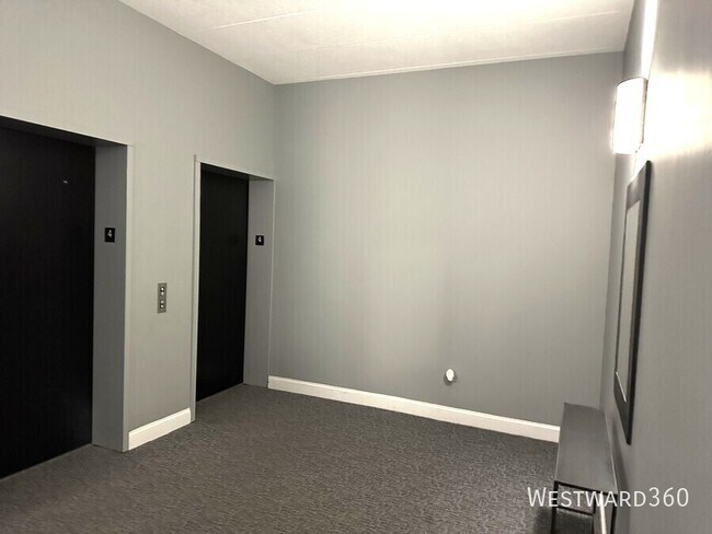 Building Photo - 1301 W Washington-401