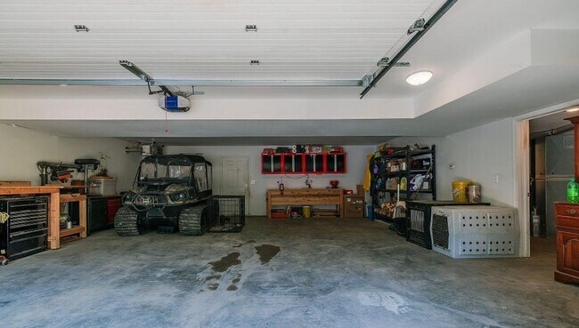 Building Photo - Single family home on 5 acres with a fenced back yard and Huge 3 car garage!  Gourmet Chefs Kitch...