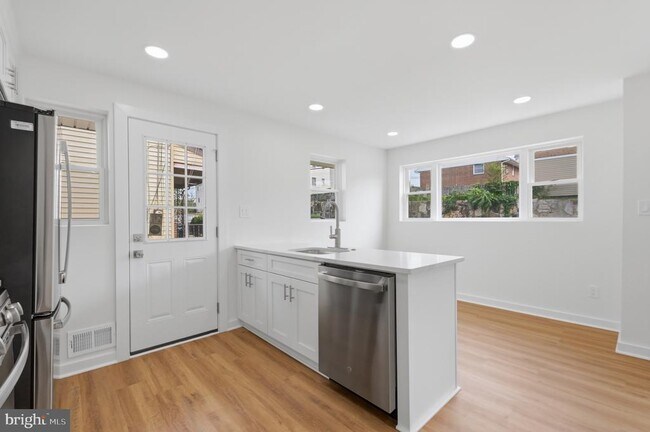 Building Photo - 1545 11th St S