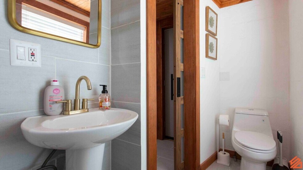 Building Photo - 227 S Hudson St