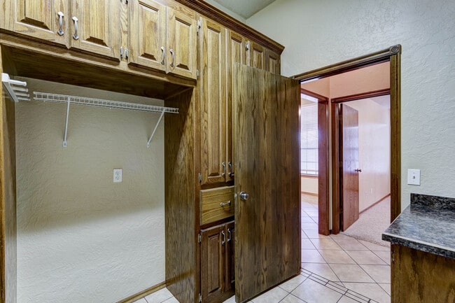 Building Photo - 500 Loyd Ln