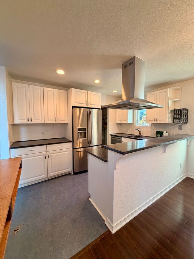 Building Photo - Longfellow Run Townhomes - West Seattle