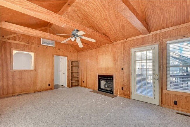 Building Photo - BEAUTIFUL WATERFRONT TOWNHOME
