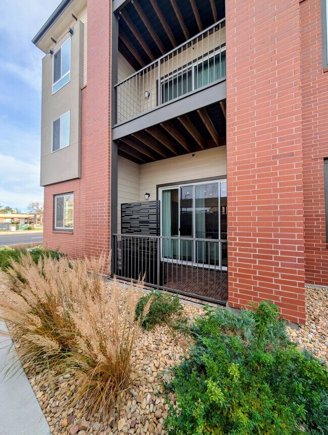 Building Photo - Long Realty & Property Management - 2 Bedroom 2 Bathroom condo in Aurora