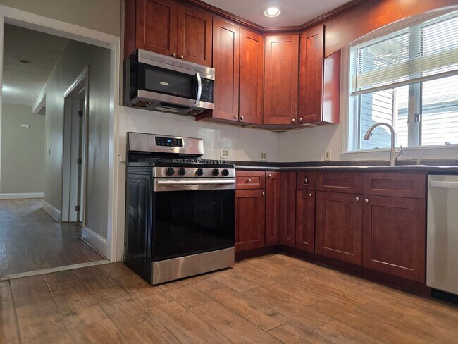 Building Photo - No Brokers Fee, In-Unit Laundry, Eat-in Kitchen, Large bedrooms, 3 Full Bathrooms