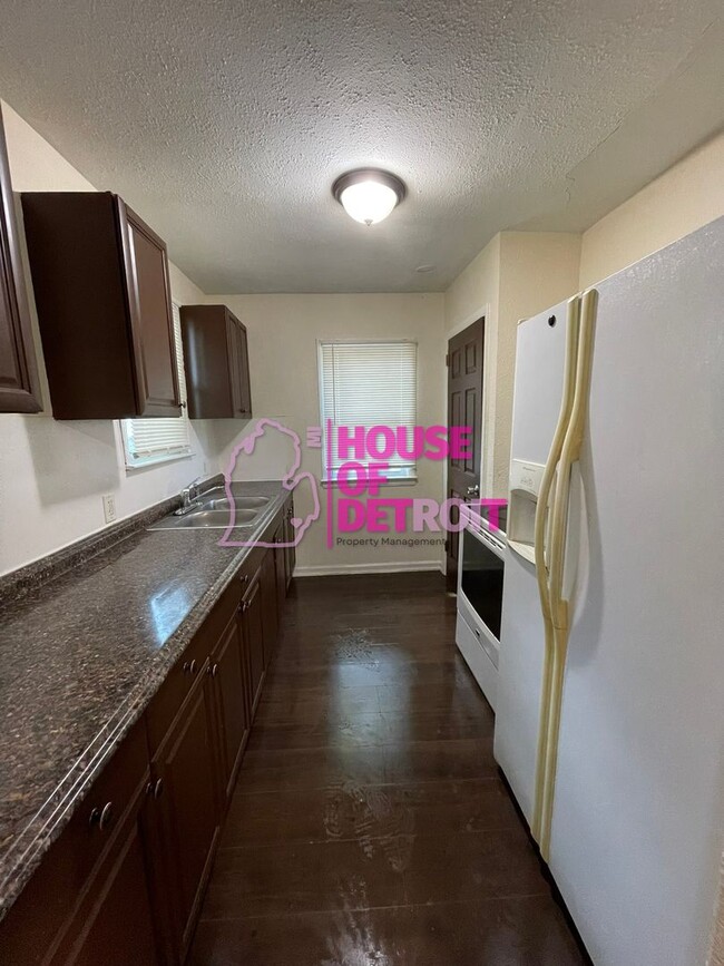 Building Photo - 3 BEDROOM | 1 BATH | FREE PRE SCREEN