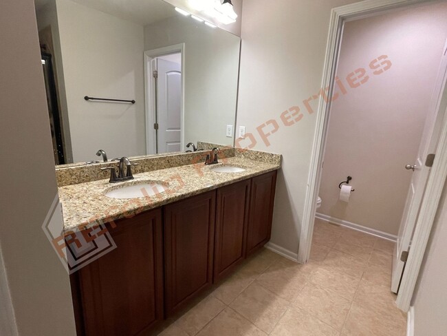 Building Photo - Great Location! Elegant 3 Story 4 Bedroom ...