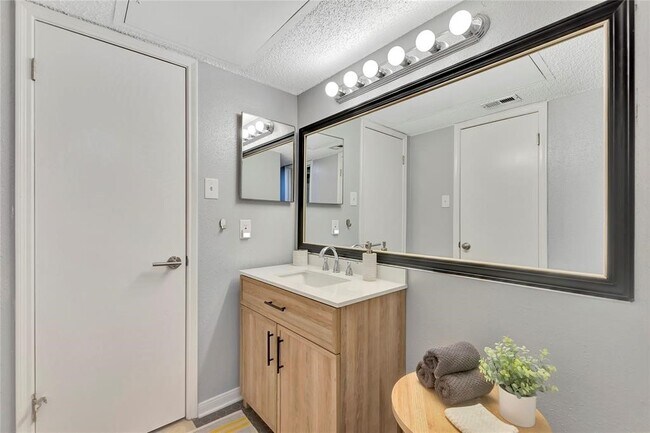 Building Photo - 2750 Holly Hall St