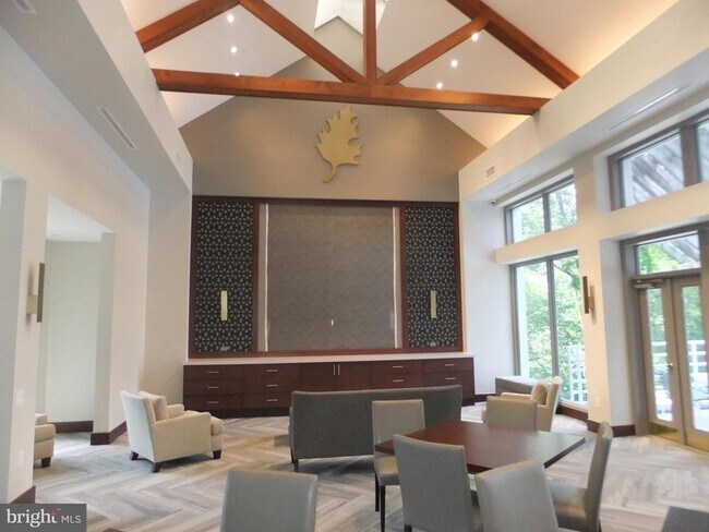 Building Photo - 1650 Oakwood Dr