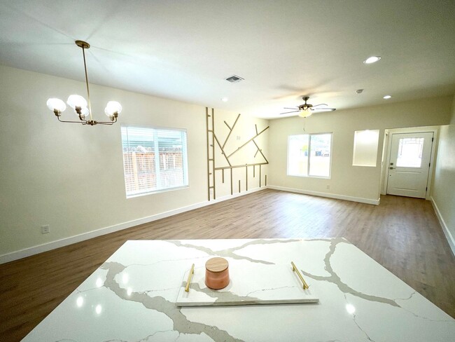 Building Photo - Stunning 3 Bedroom Home Near Colorado Rive...