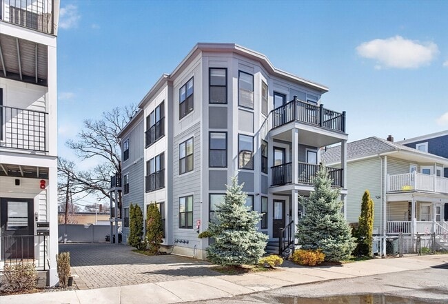 Building Photo - 15 W Bellflower St