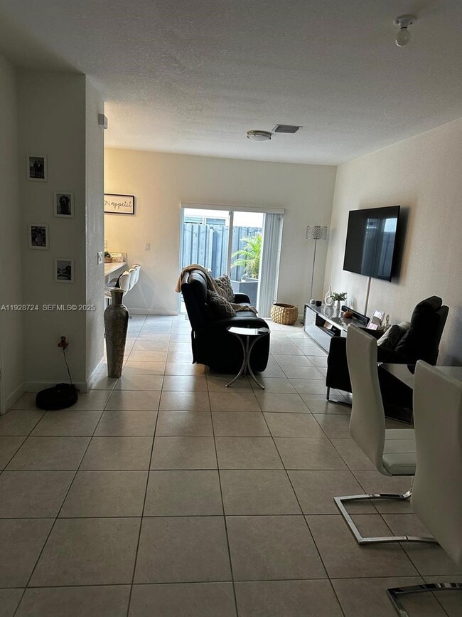 Building Photo - 2689 SE 13th St