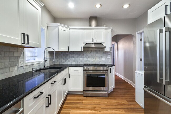 Building Photo - 3547 N Albany Ave