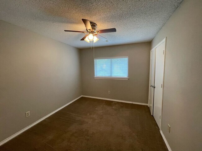 Building Photo - 6109 Kingswood Dr