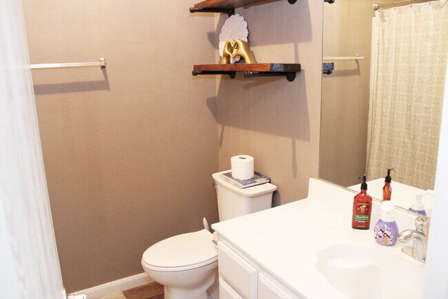 Building Photo - "Spacious 3-Bedroom 2-Bath Retreat in Fort...