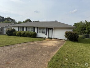 Building Photo - Nice 3 Bed 1 Bath Available in April!