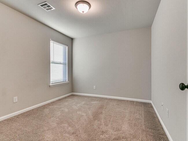 Building Photo - 3bed/2bath Home Available in the Heart of ...