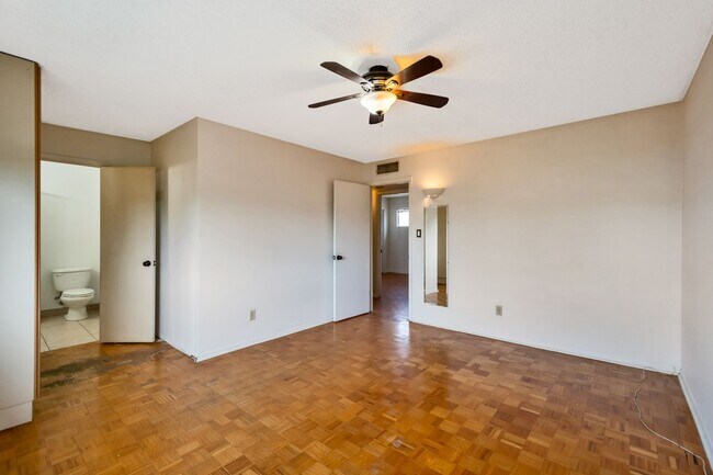 Building Photo - 6-Bedroom Residence Featuring Pool, Turf Yard & 2-Car Garage