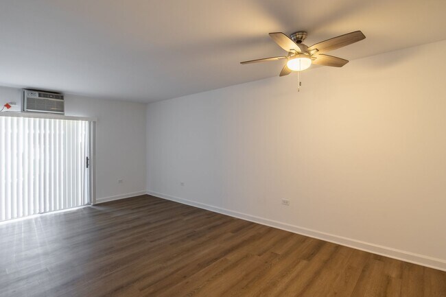 Building Photo - Elmhurst Deluxe One Bedroom Apartment