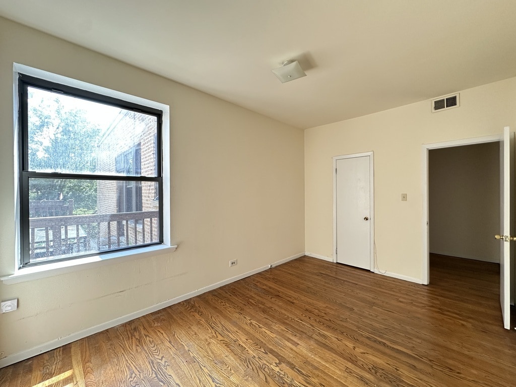 Building Photo - 3147 W Medill Ave