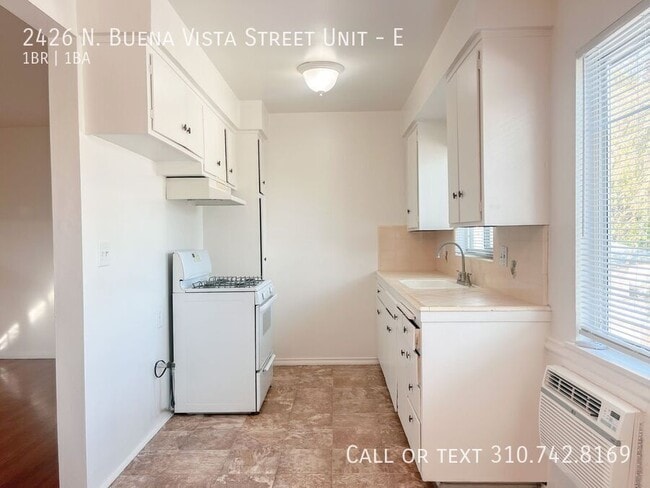 Building Photo - 2426 N Buena Vista St