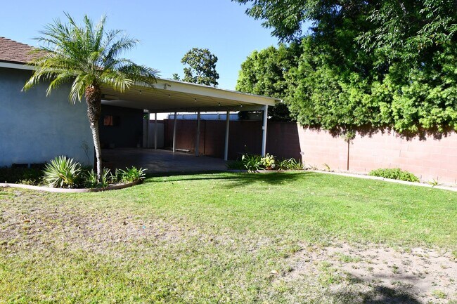 Building Photo - 1210 E Oakmont Ave